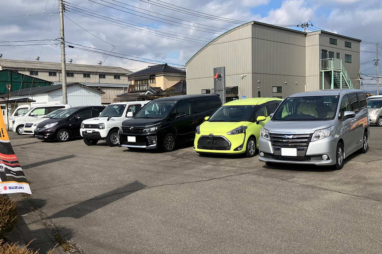 アセイ自動車工業の中古車が並んでいる様子