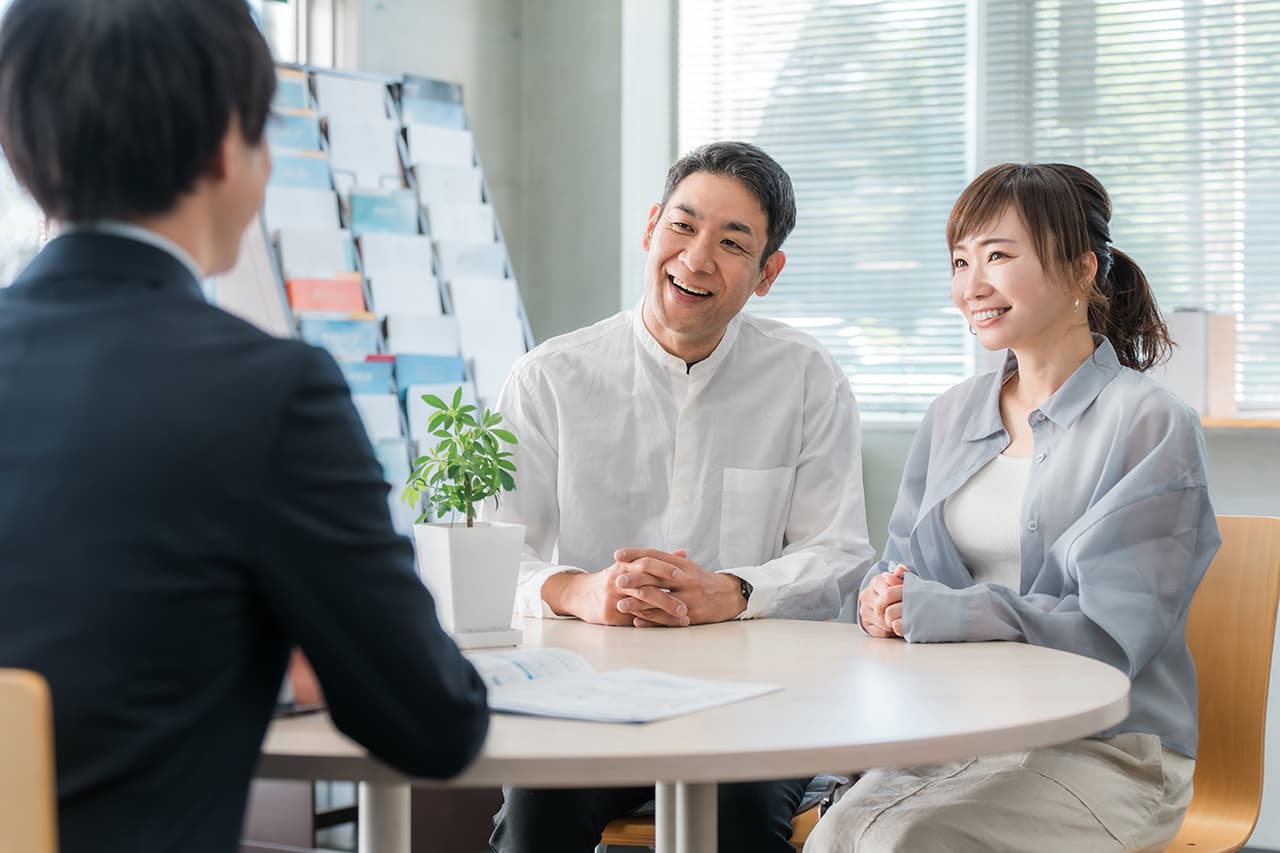男性に説明を受けているご夫婦