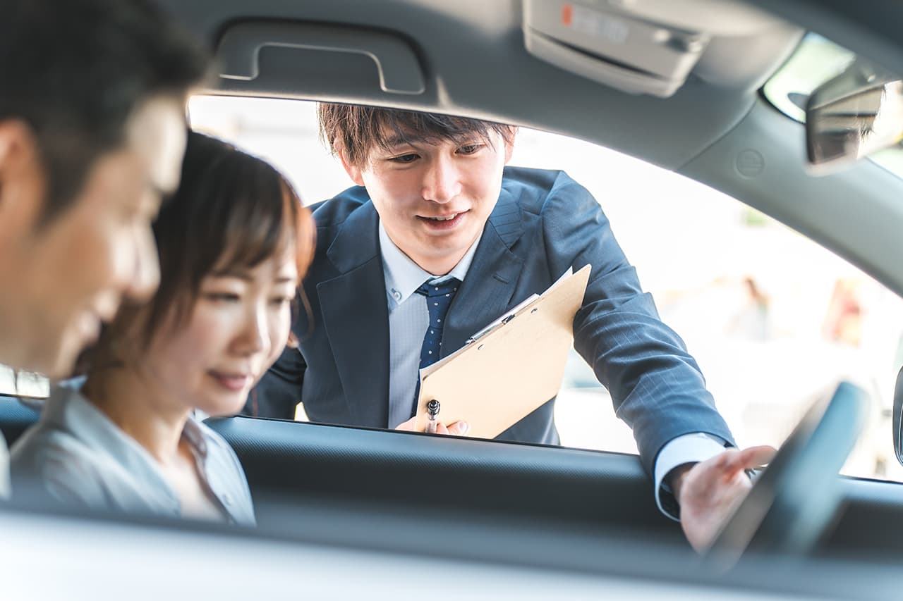 ご夫婦に車の説明をしている男性