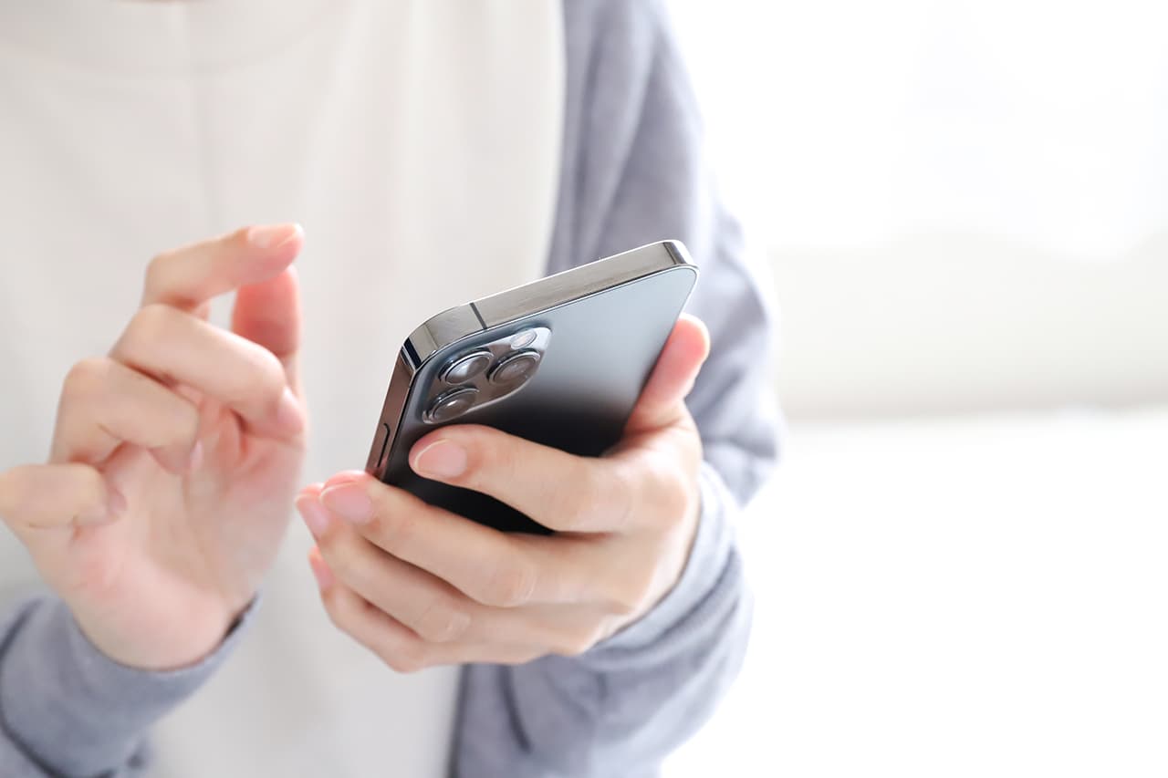 スマホを持っている様子