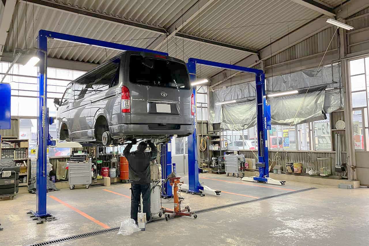 車の下を確認している様子