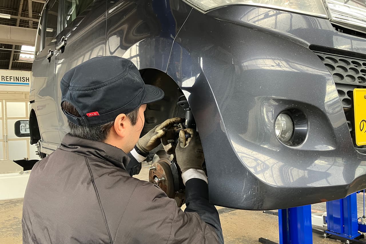 車のブレーキまわりをメンテナンスしている様子