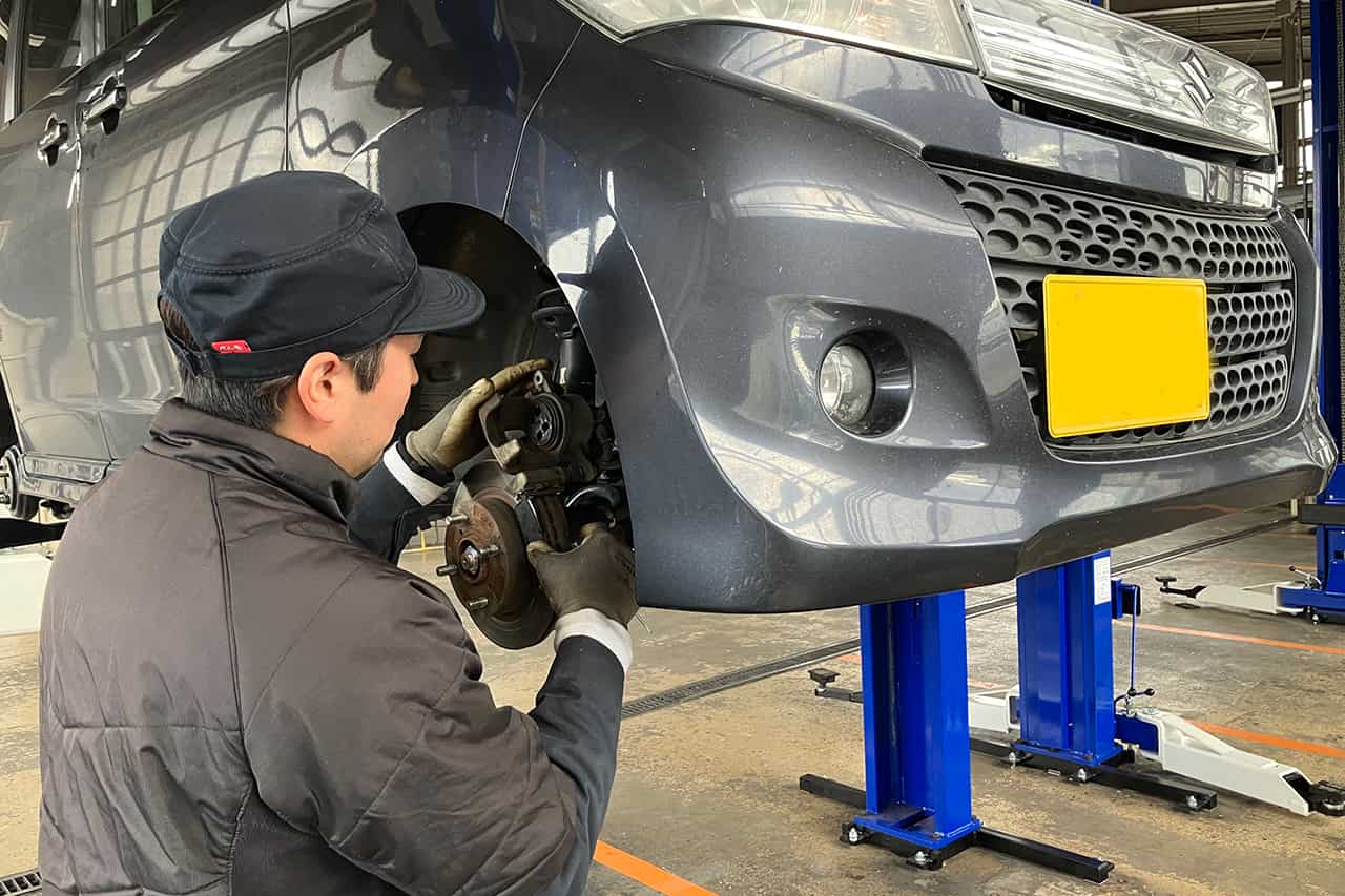 車のブレーキまわりをメンテナンスしている様子