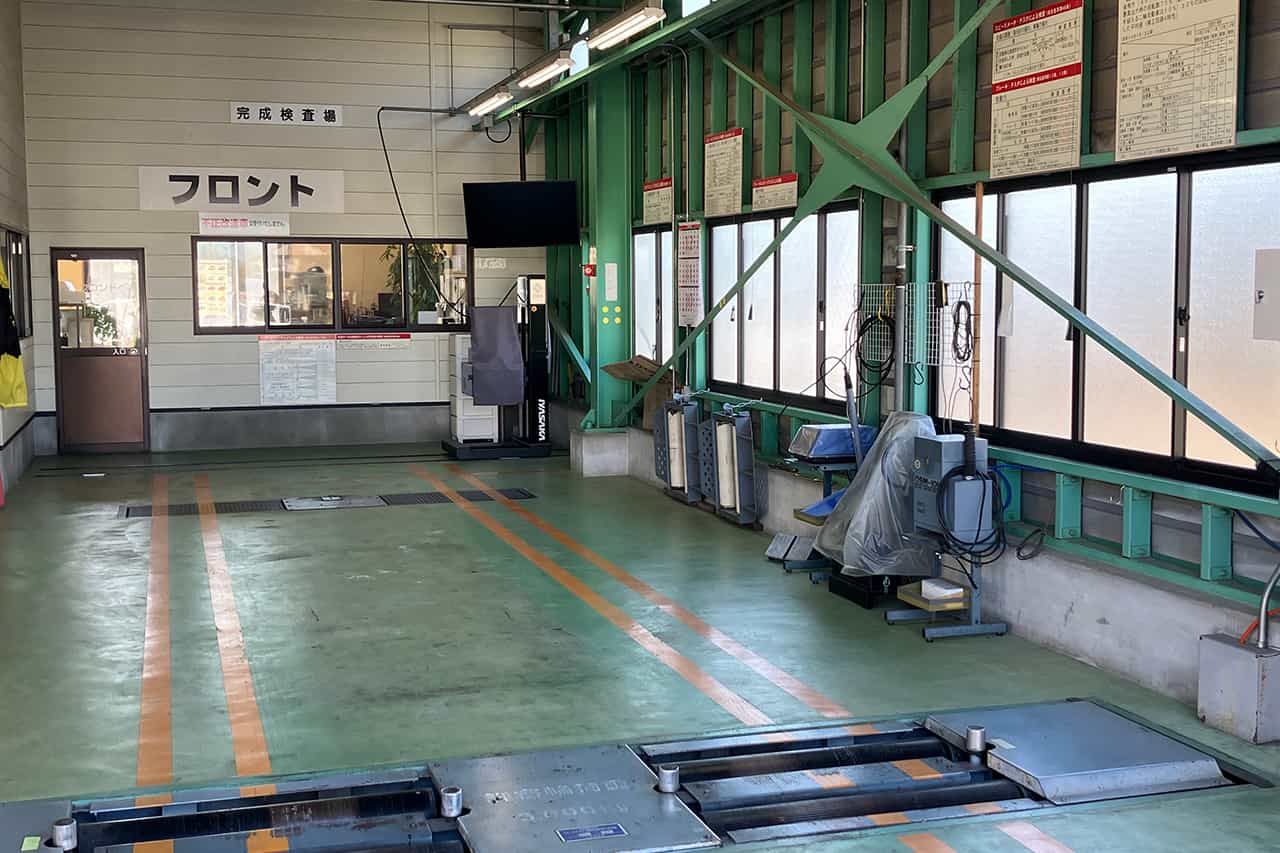 整備工場内